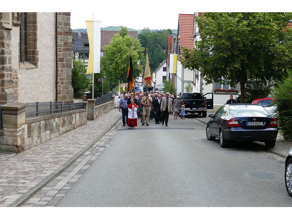 Fronleichnamsprozession durch die Straßen von Naumburg (Foto: Karl-Franz Thiede)